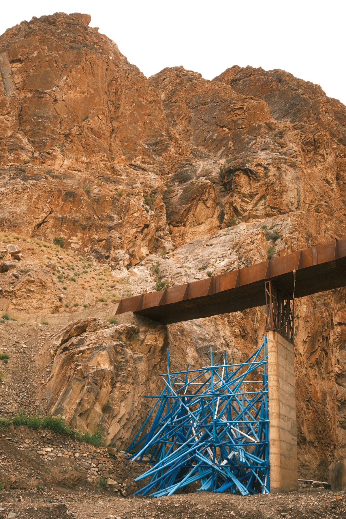 Installation under a bridge